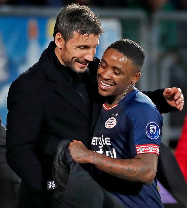 向禁区中央 向禁区中央