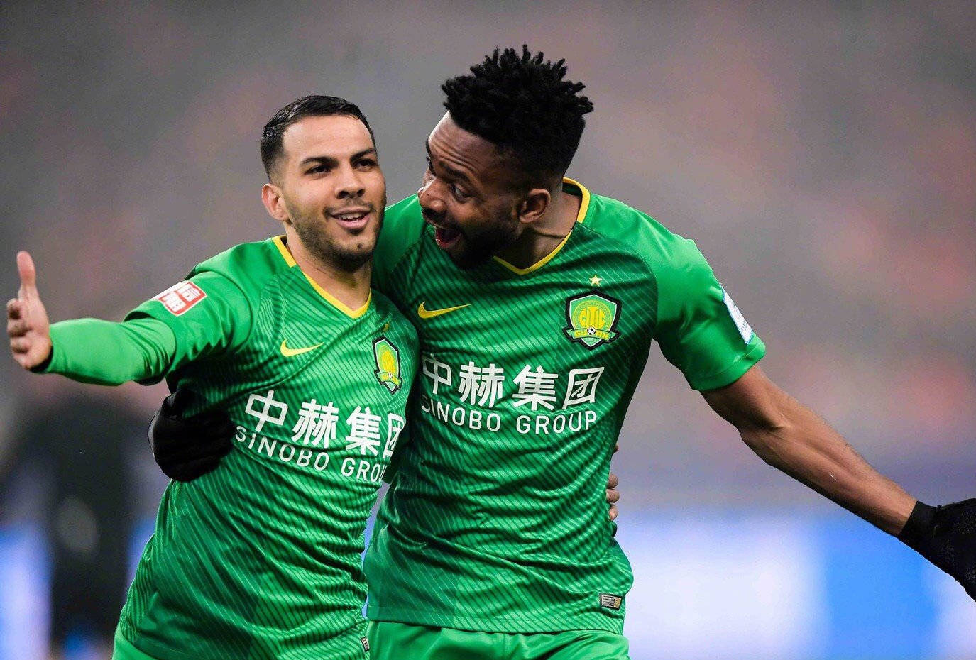 更暴露了球 更暴露了球